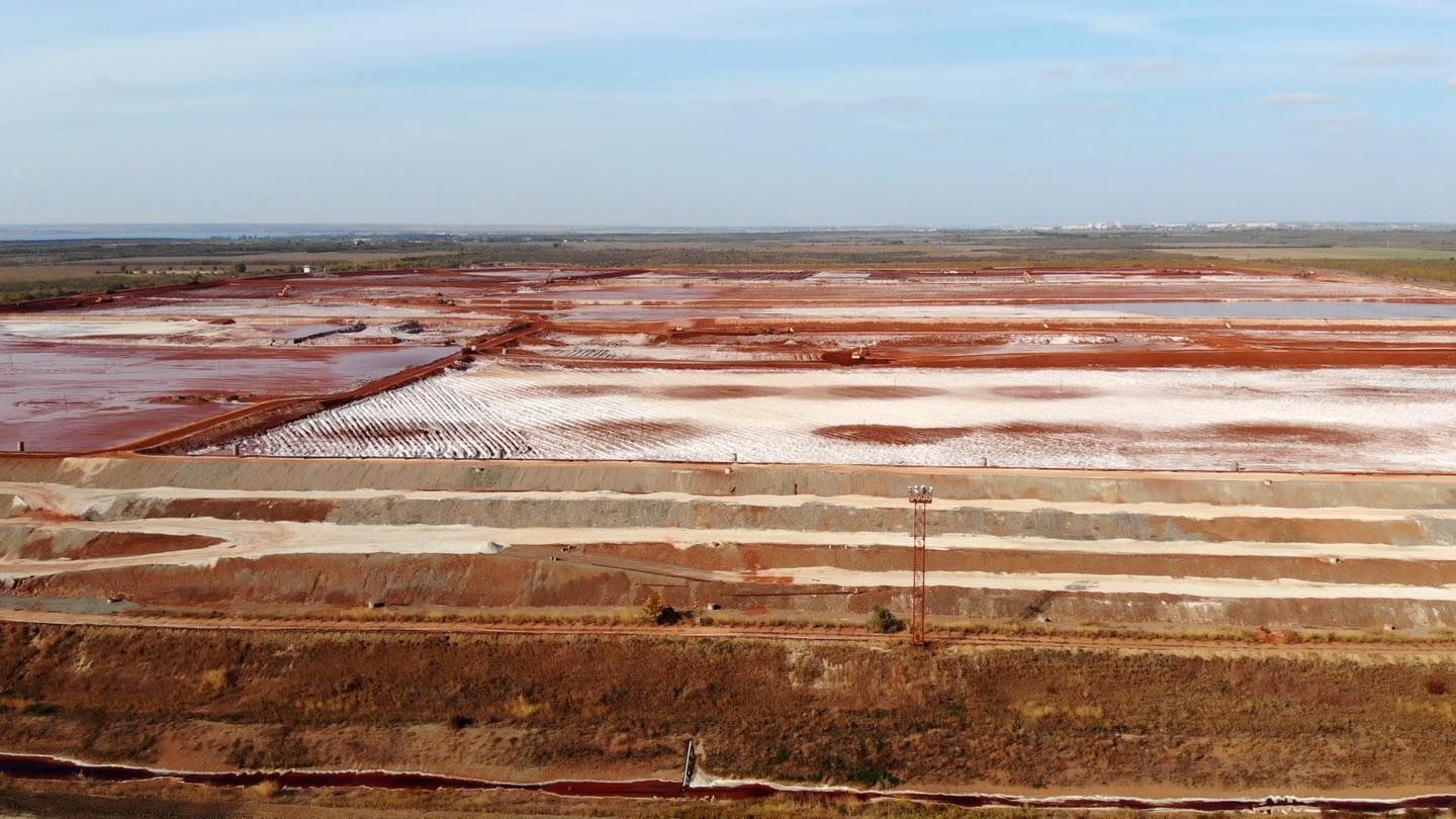В окрестностях Бугского лимана находятся гигантские поля красного шлама НГЗ фото 1