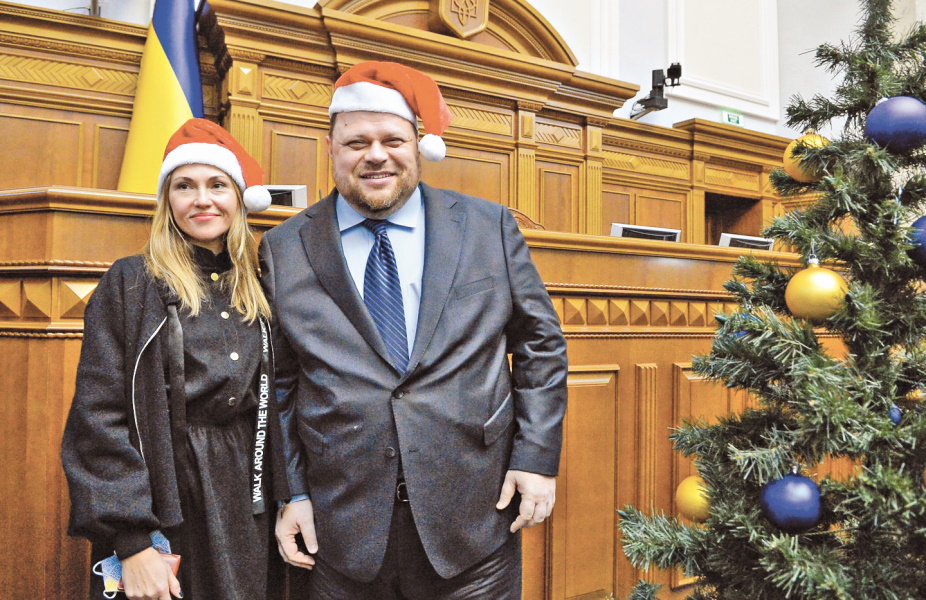 Парламентарії, як Санта-Клаус, можуть виконувати бажання. Але, за великим рахунком, здебільшого свої. Фото: acebook.com/verkhovna.rada.ukraine
