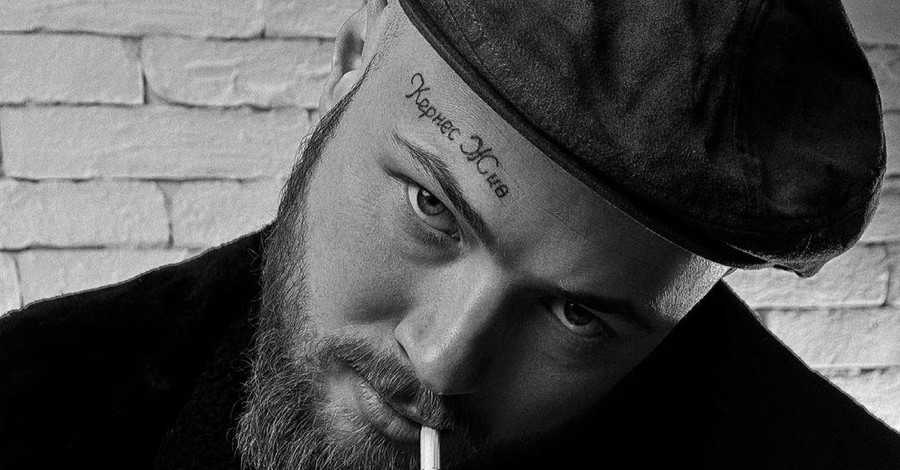 Татуировка «Кернес жив» продержалась на лбу Евгения всего полгода. Фото: instagram.com/panini_evgen/