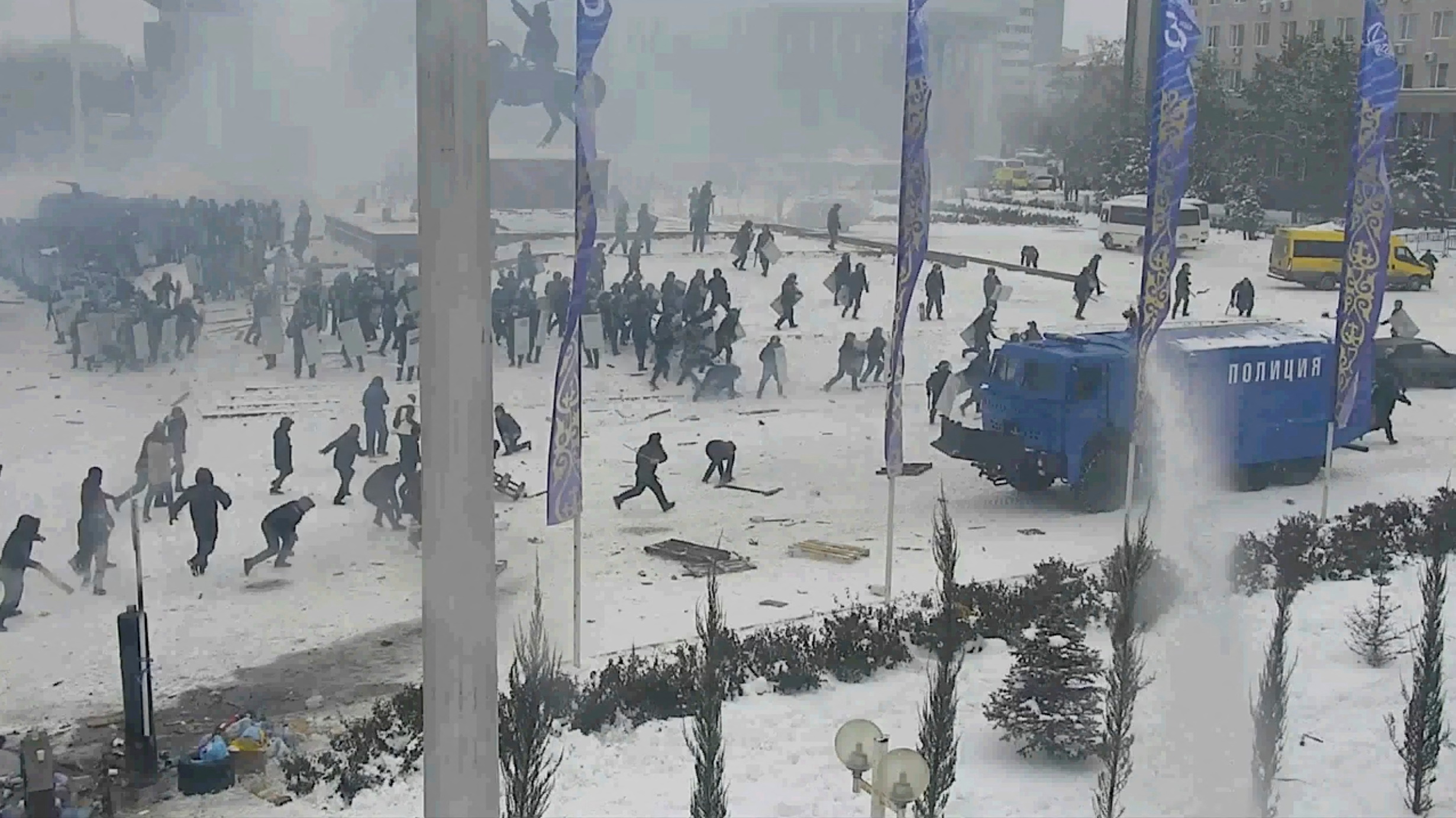 Стычка правоохранителей с протестующими в Актобе.. Фото: Interior Ministry of Kazakhstan/Handout via REUTERS 