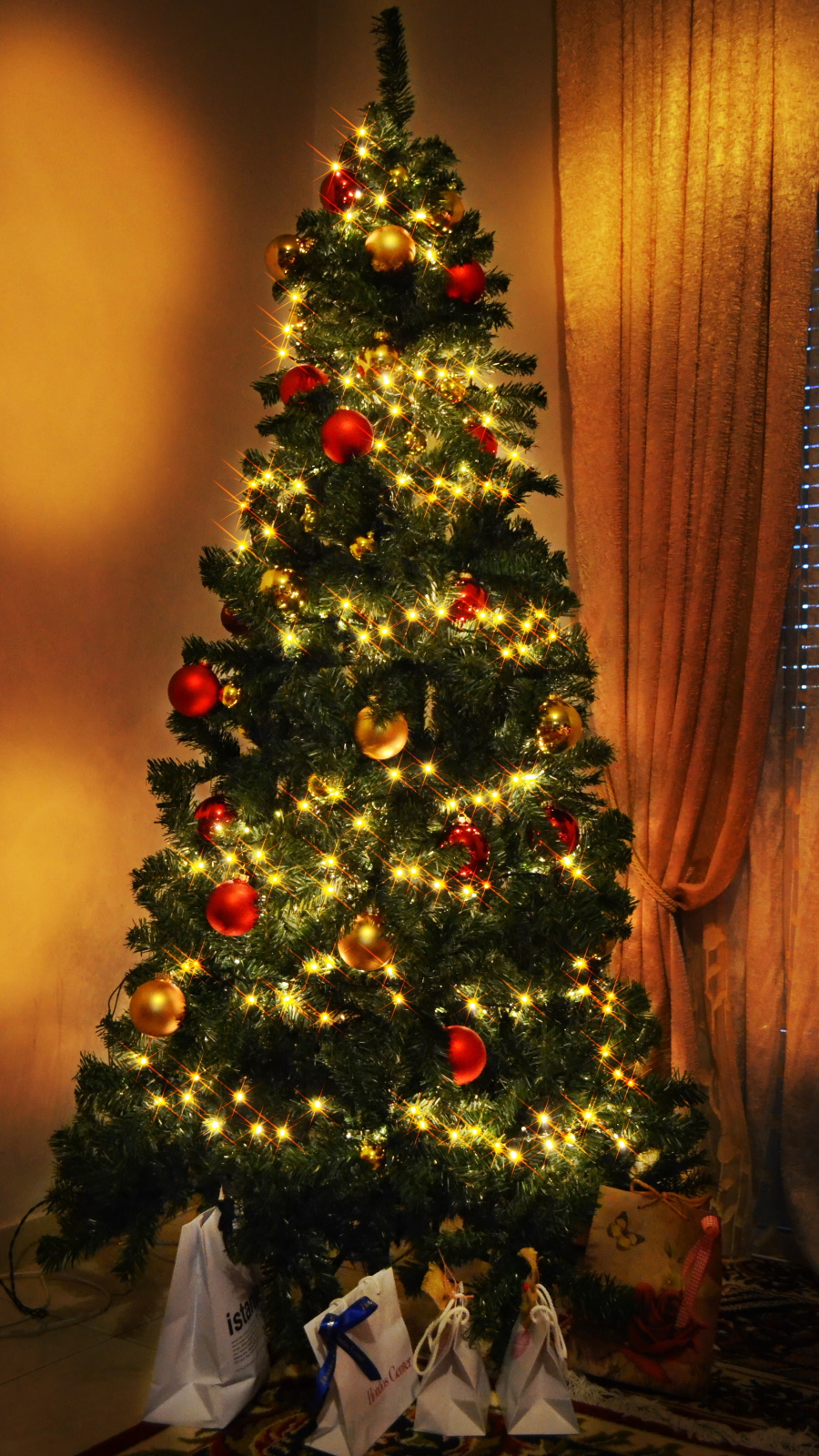Иногда для ощущения праздника достаточно просто повесить на новогоднее деревце гирлянду. Фото: Photo by Dana Tentis form PxHere 