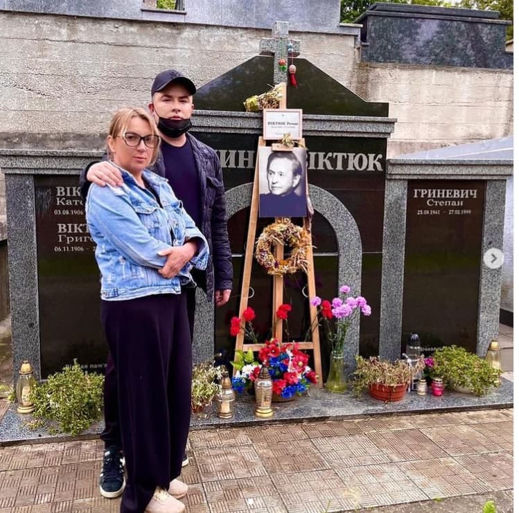 Андрей Данилко у могилы мастера. Фото: Инстаграмм. 