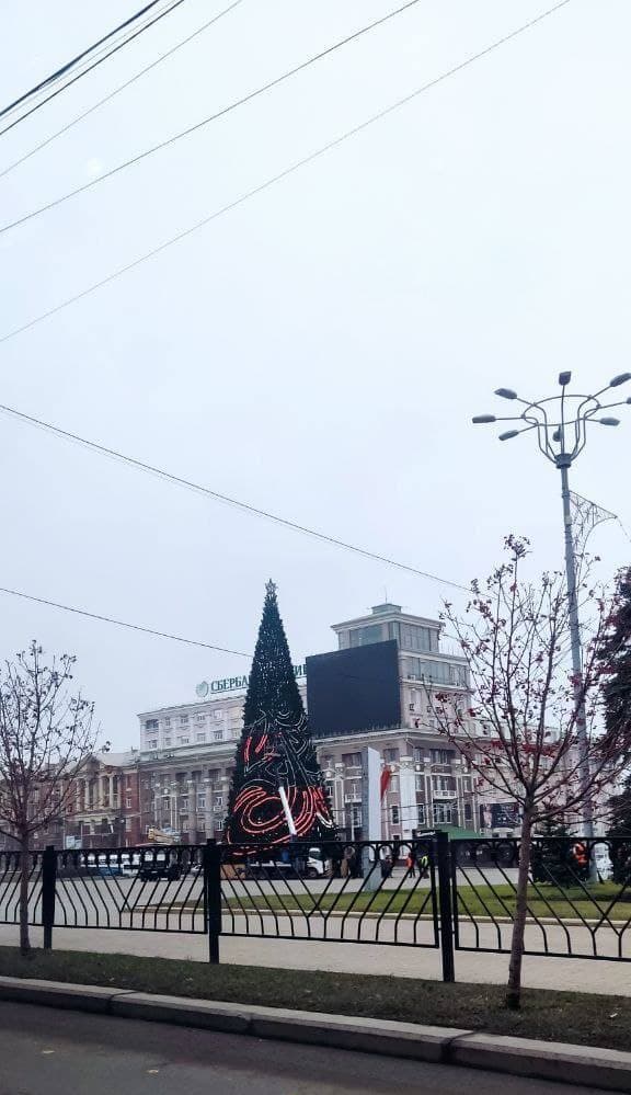 Елка Главная елка Донецка дебютировала на центральной площади города еще до начала вооруженного конфликта  Фото: телеграм-канал 