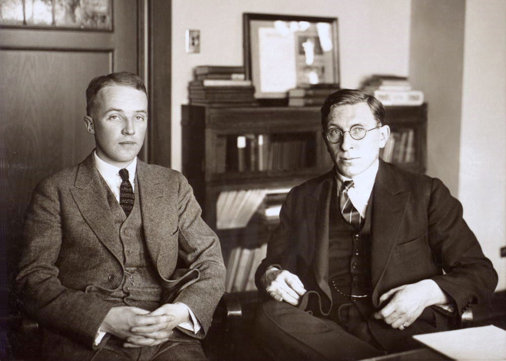 Фредерик Бантинг (справа) со своим ассистентом Чарльзом Гербертом Бестом. В 1922 году они впервые применили инсулин. Фото: commons.wikimedia.org/w/index.php?curid=5956010