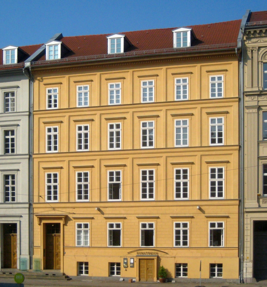 Обычный дом в Берлине. Здесь на 4 этаже в трехкомнатной квартире и живет экс-канцлер вместе  с мужем. Фото:  Jörg Zägel / commons.wikimedia.org