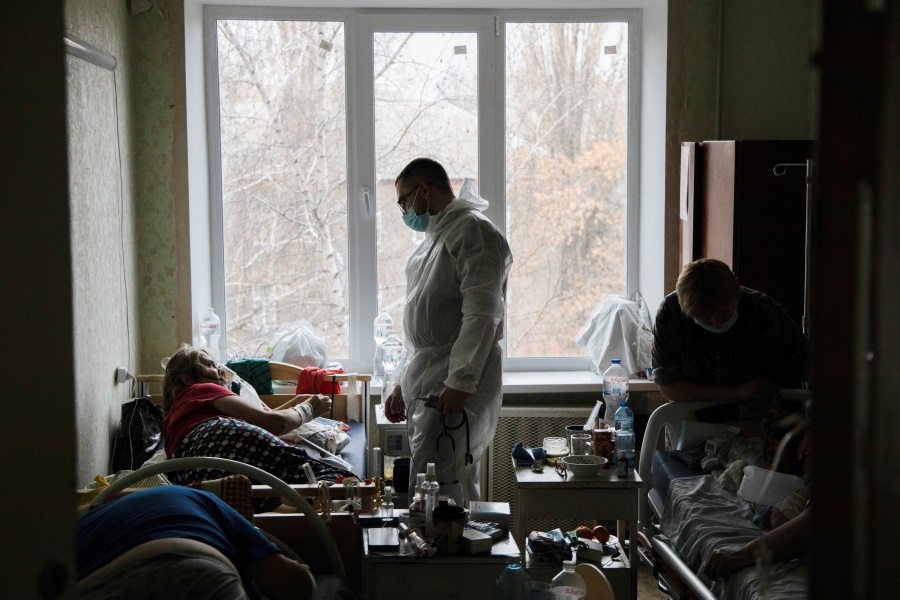 Между тем, смертность в больницах растет. Фото: REUTERS/Stanislav Kozliuk 