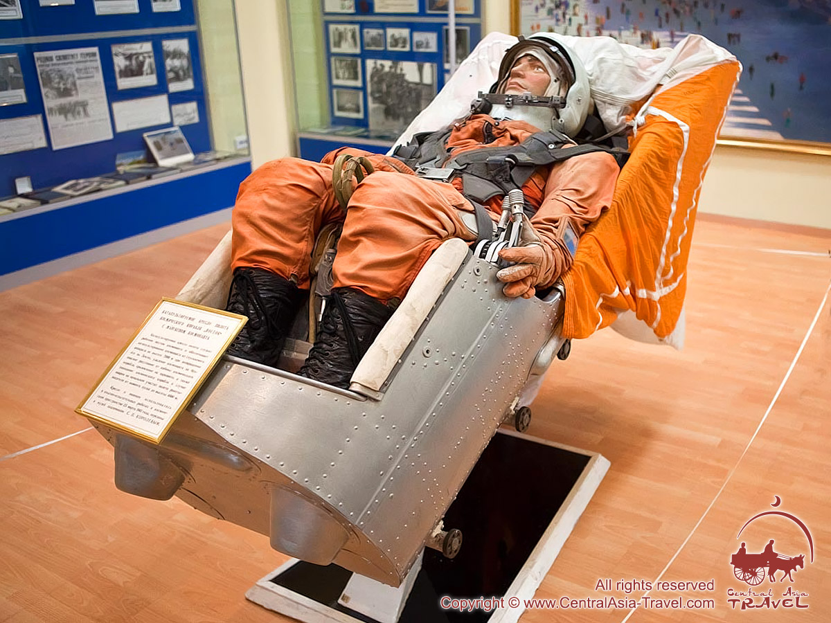 Катапультоване крісло пілота космічного корабля «Схід». Це крісло та манекен злітали в космос 25 березня 1961 р. Манекен Фото: centralasia-travel.com/uploads/gallery/204/baikonur-12.jpg