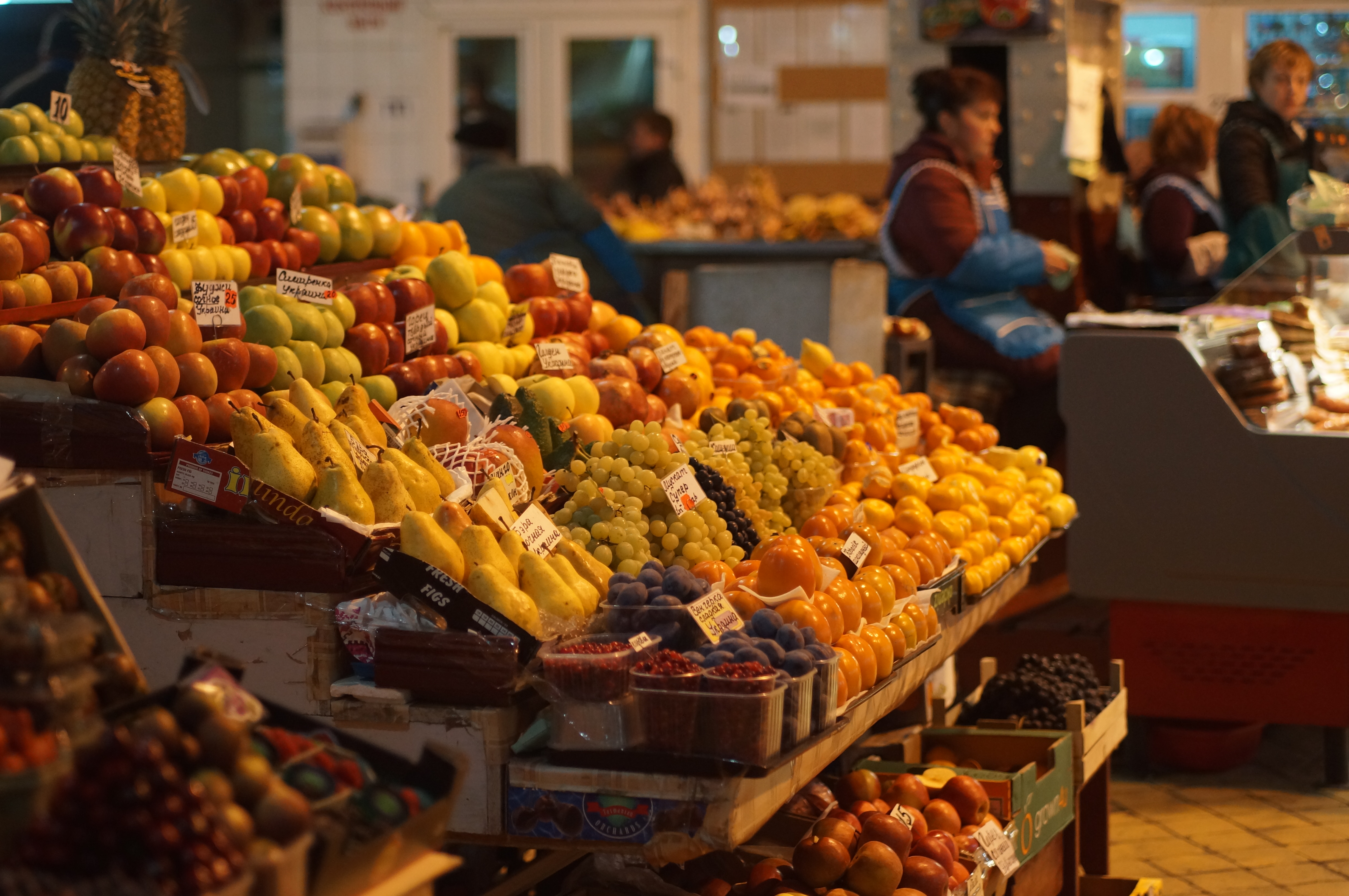 На Бессарабському ринку завжди багато смакот. Щоправда, ціни кусаються. Фото: Архів «КП»