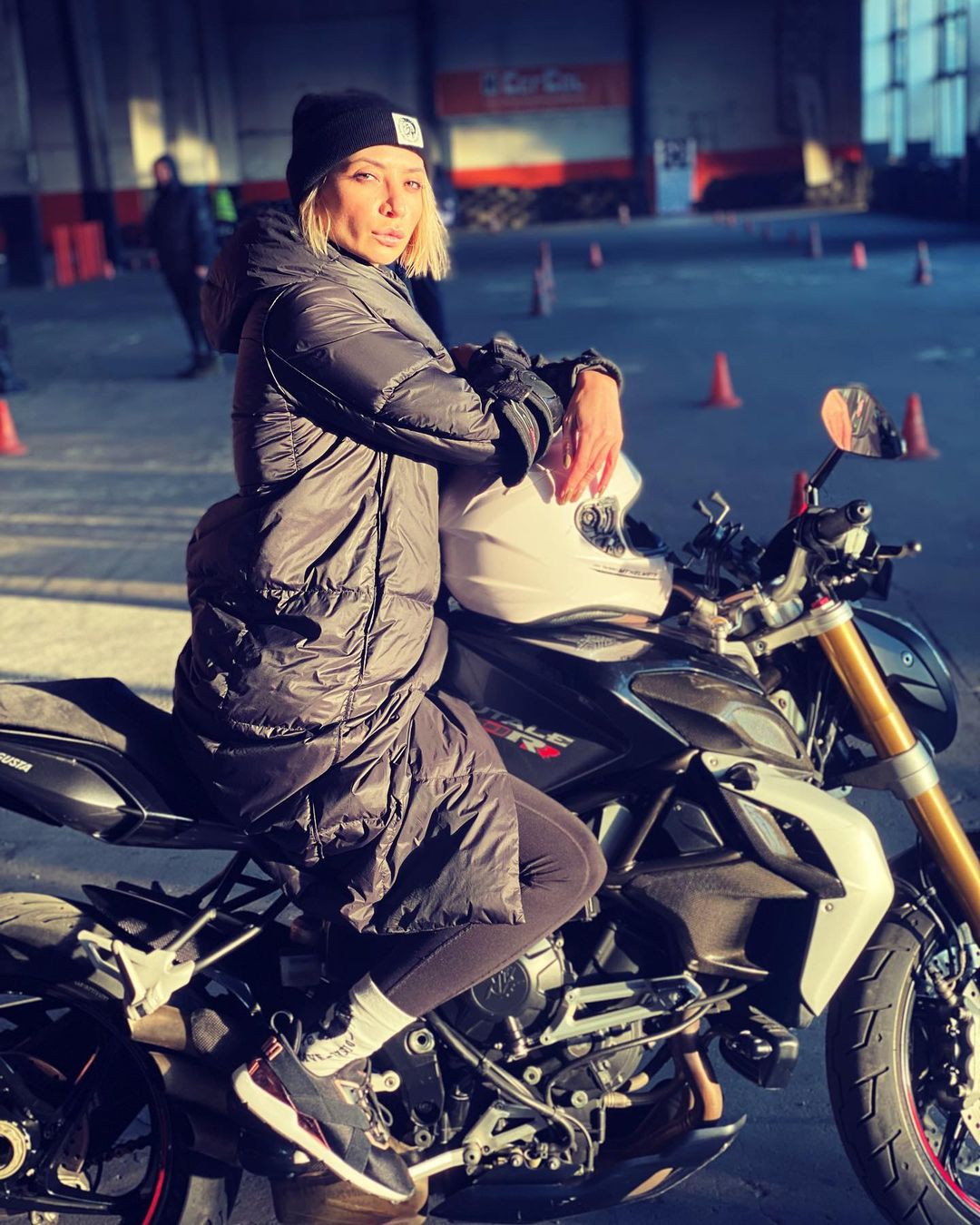 Ирина Сопонару научилась ездить на мопеде. Фото: Instagram.com/irinasoponaru/