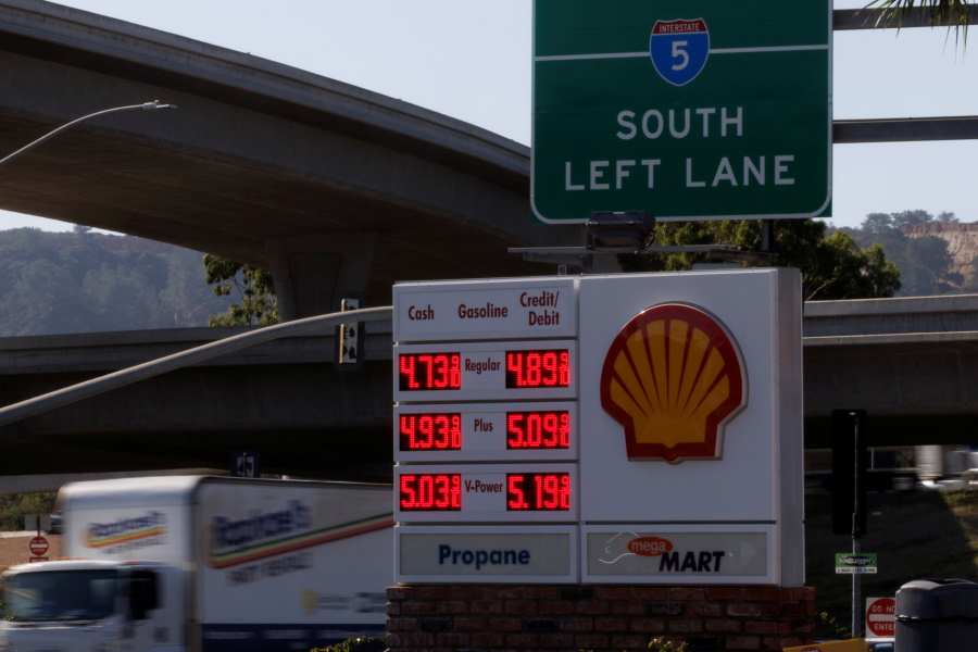 Инфляция в США уже сказалась на ценах, в том числе и на автомобильное топливо. Фото: REUTERS/Mike Blake/File Photo
