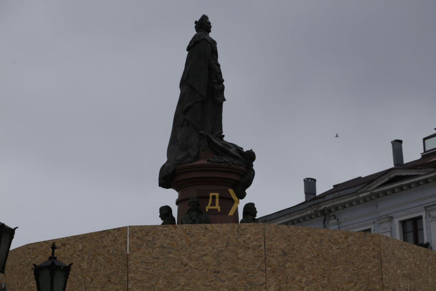 Памятник российской императрице Екатерине II оградили деревянным забором. Фото: dumskaya.net