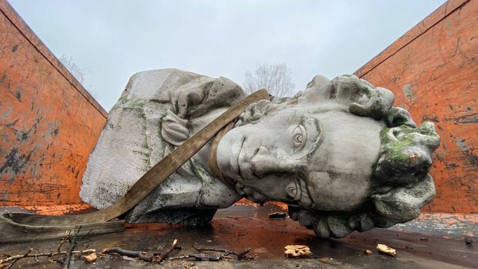 В Кременчуге демонтировали памятник Пушкину. Фото: Кременчуцький ТелеграфЪ