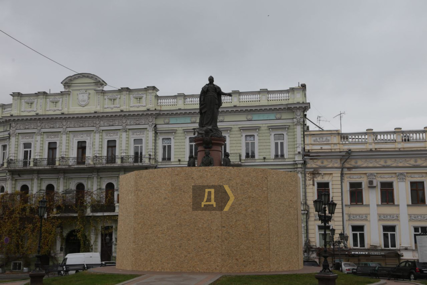 Памятник российской императрице Екатерине II оградили деревянным забором. Фото: dumskaya.net