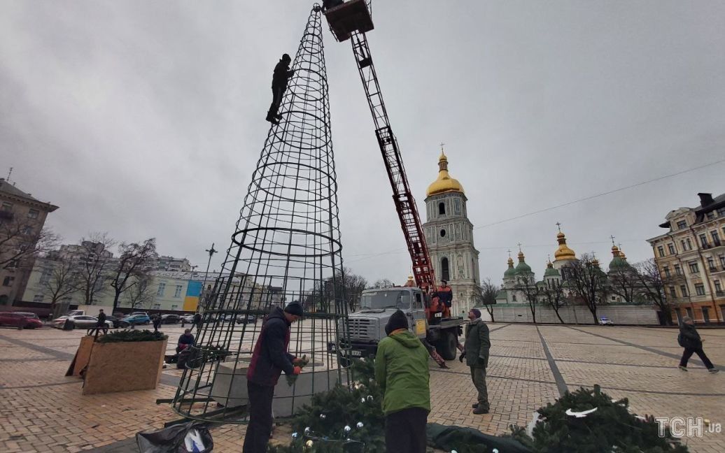 В Киеве разбирают елку. Фото: ТСН.ua 