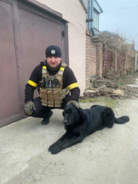 Поліцейські забрали собаку до себе і назвали Блеком. Фото: od.npu.gov.ua