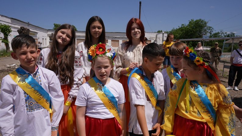 Выпускники Николаевской гимназии №49 танцуют вальс. Фото: Суспильне