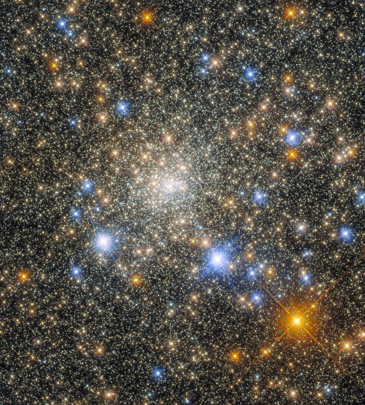 Hubble показав тисячі зірок у кульовому скупченні сузір'я Скорпіона фото 1