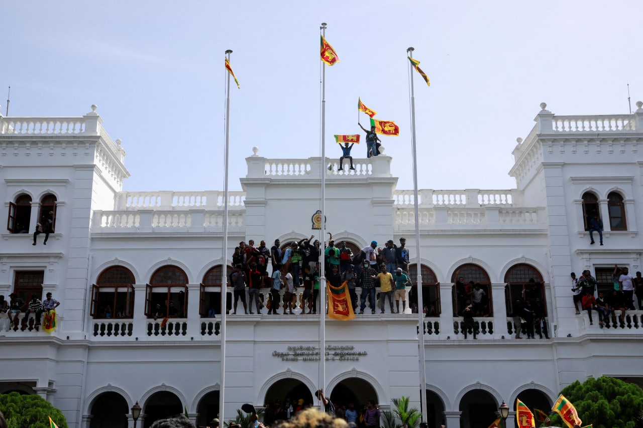 Акция протеста у офиса премьер-министра Шри-Ланки в Коломбо. Фото: REUTERS/Adnan Abidi