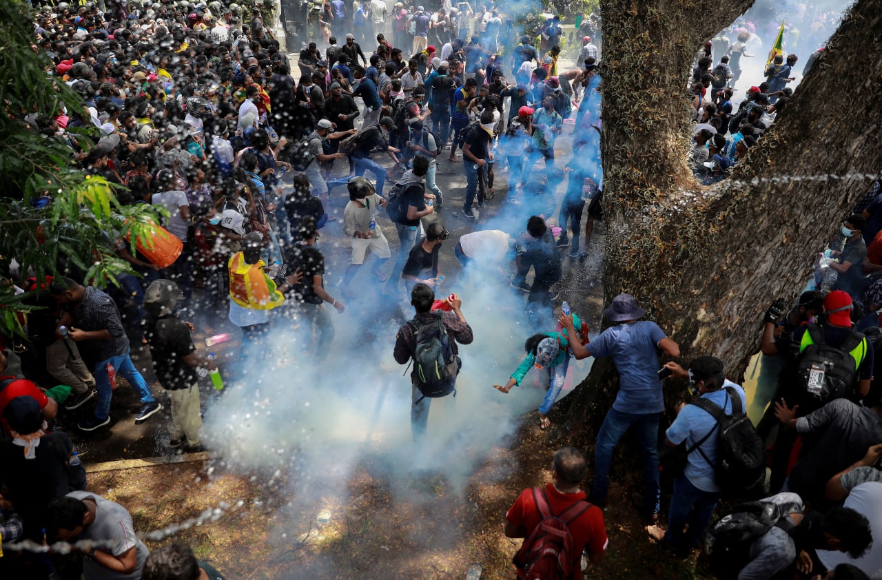 Акции протеста переросли в столкновения. Фото: REUTERS/Dinuka Liyanawatte