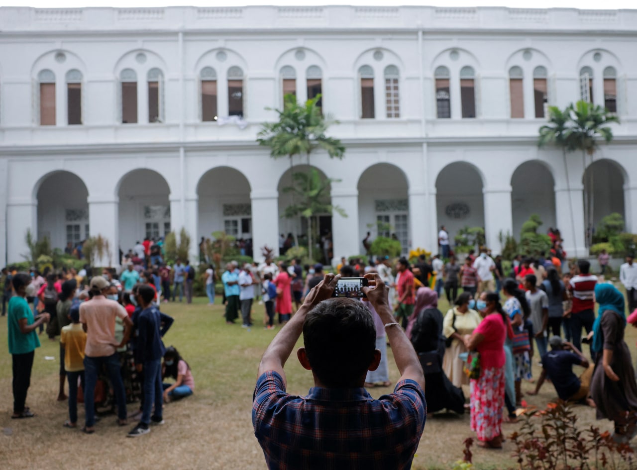 Демонстранты протестуют в Доме президента и секретариате президента в Коломбо. Фото: REUTERS/Dinuka Liyanawatte