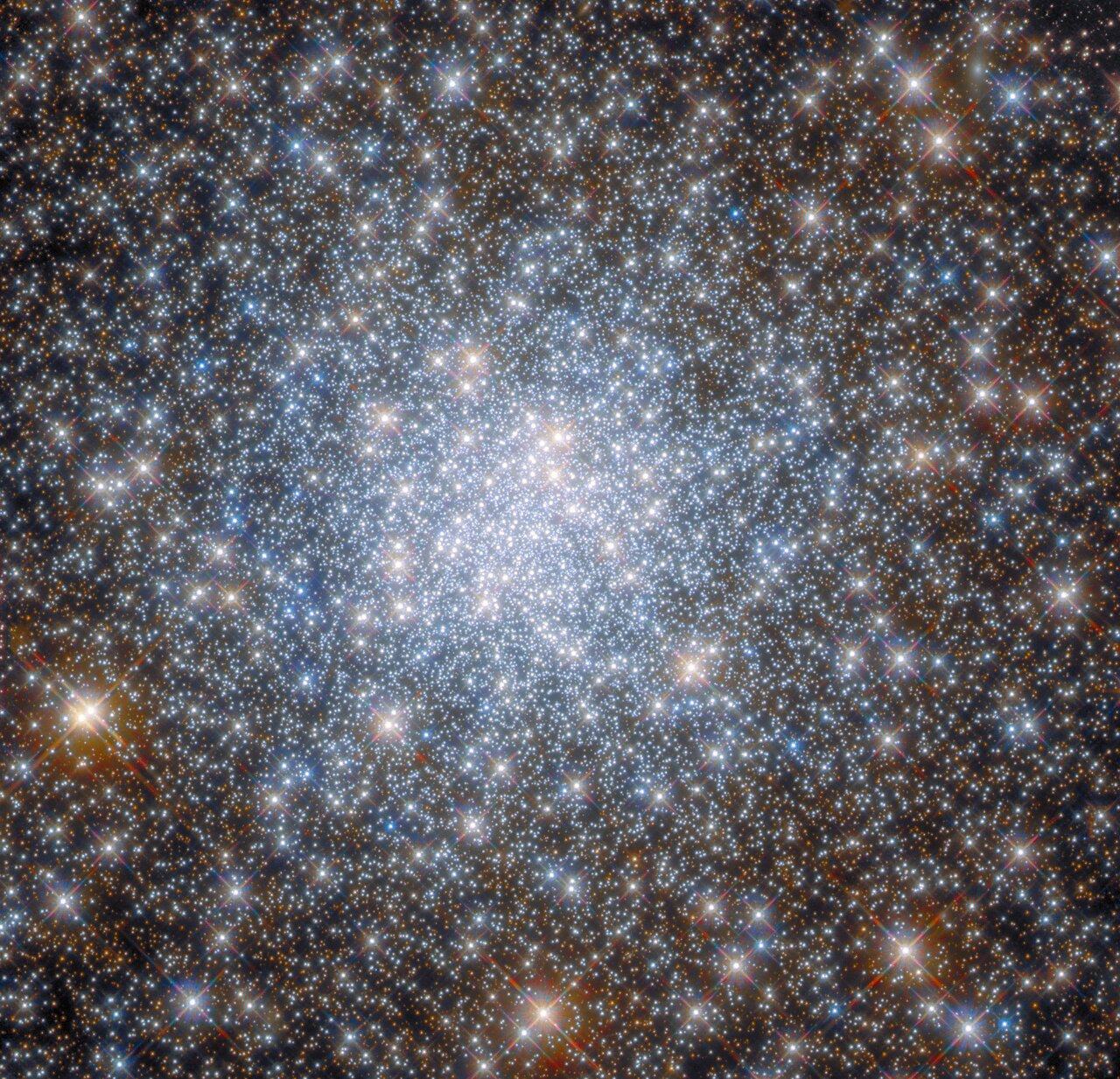 Hubble сфотографував яскраву центральну частину кульового зіркового скупчення NGC 6638. Фото: esahubble.org