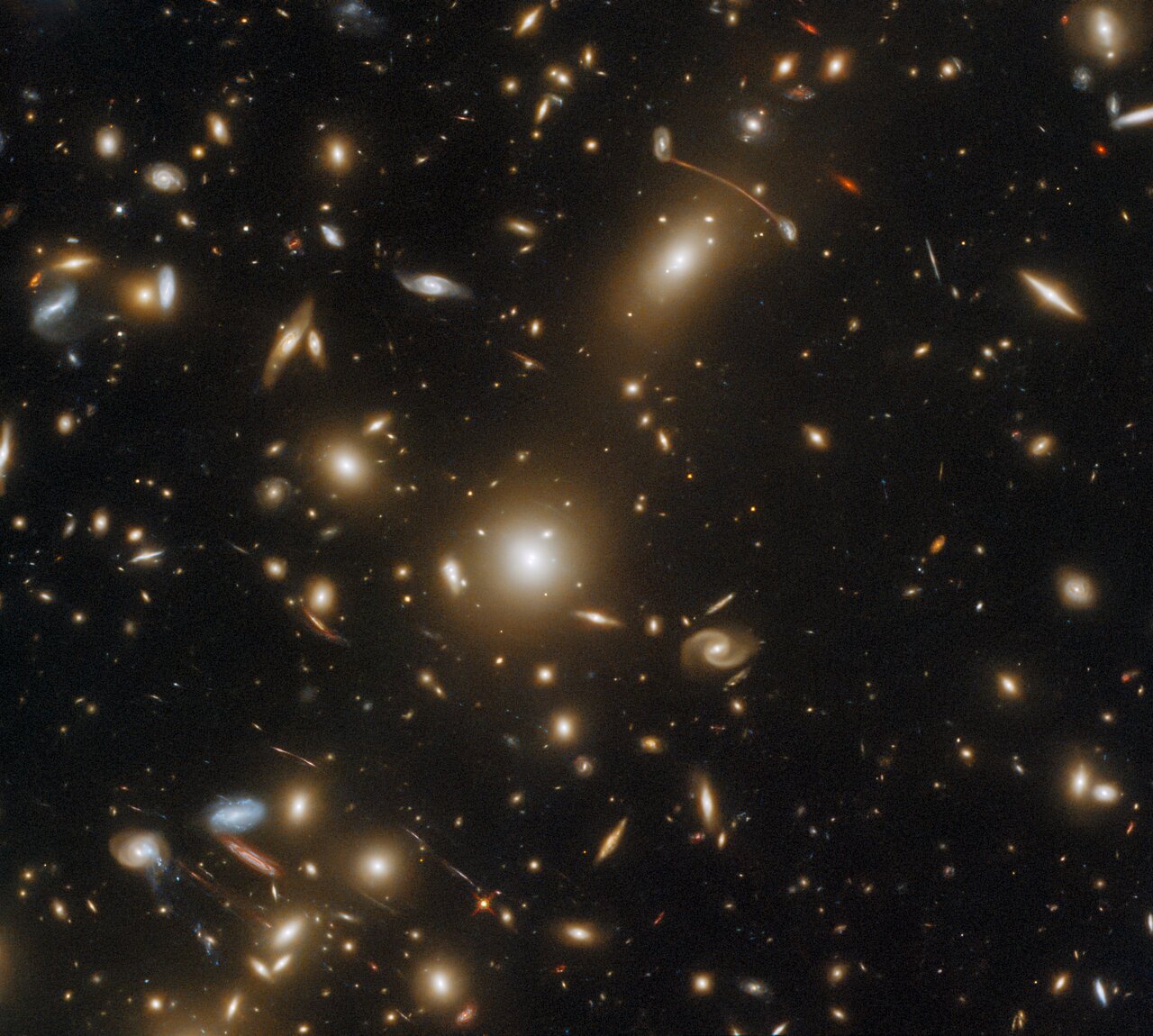 Hubble сфотографировал гигантское скопление галактик, которое искажает пространство-время  фото 1