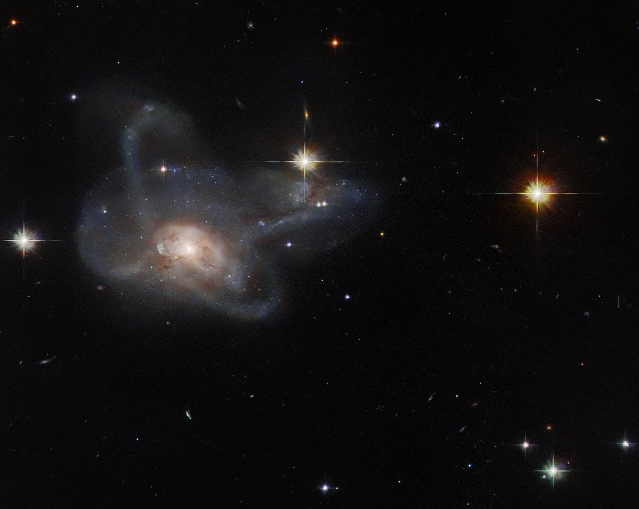 Хаббл сфотографировал необычное слияние галактик в созвездии Ориона фото 1