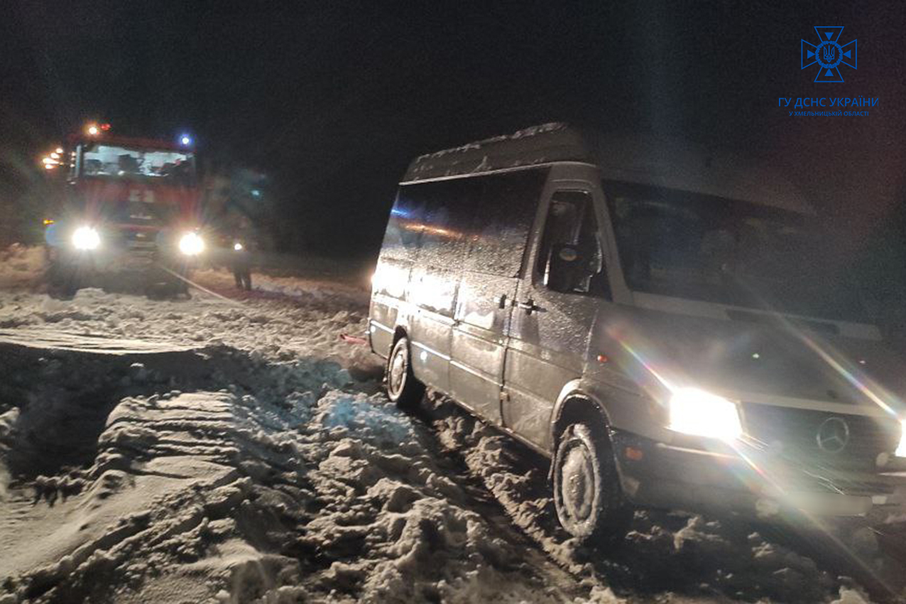 Спасатели в Хмельницкой области высвобождают из снежных ловушек автомобили. Фото: facebook.com/DSNSKHM