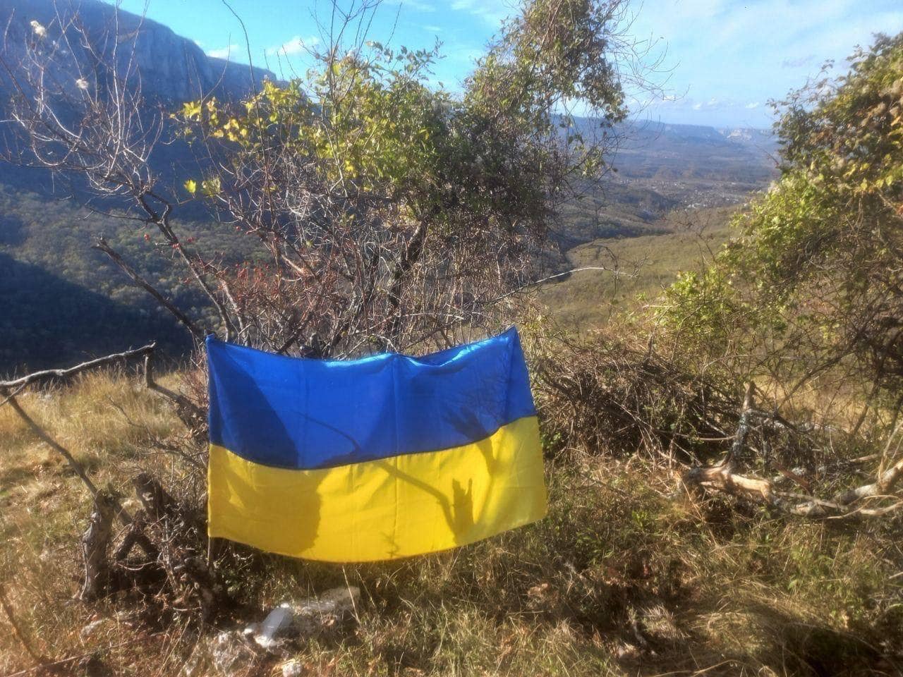 Активісти підняли в окупованому Криму прапор України  фото 2