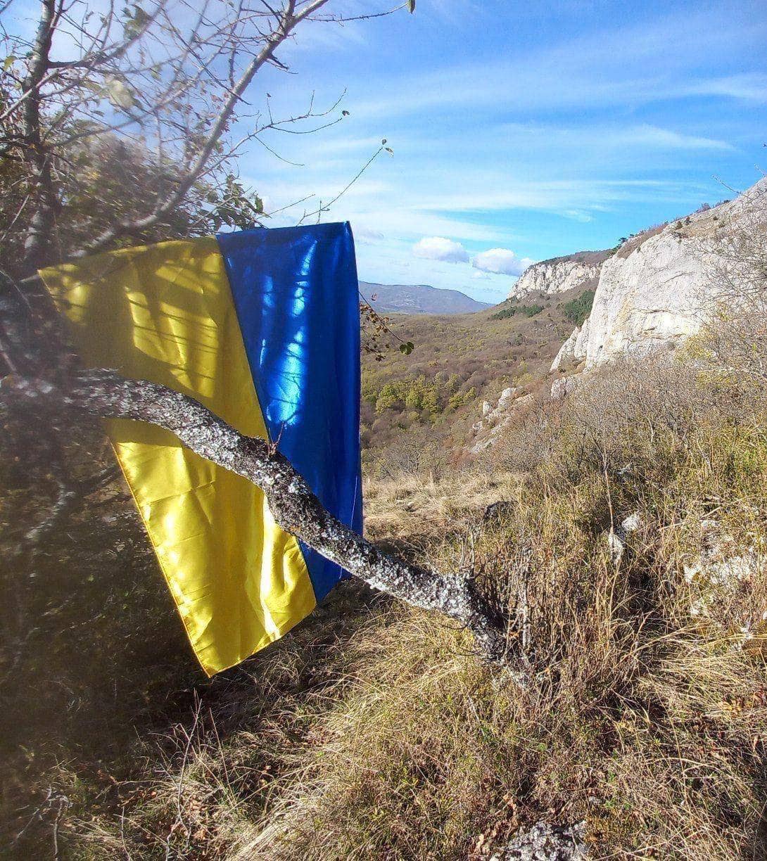Активісти підняли в окупованому Криму прапор України  фото 1