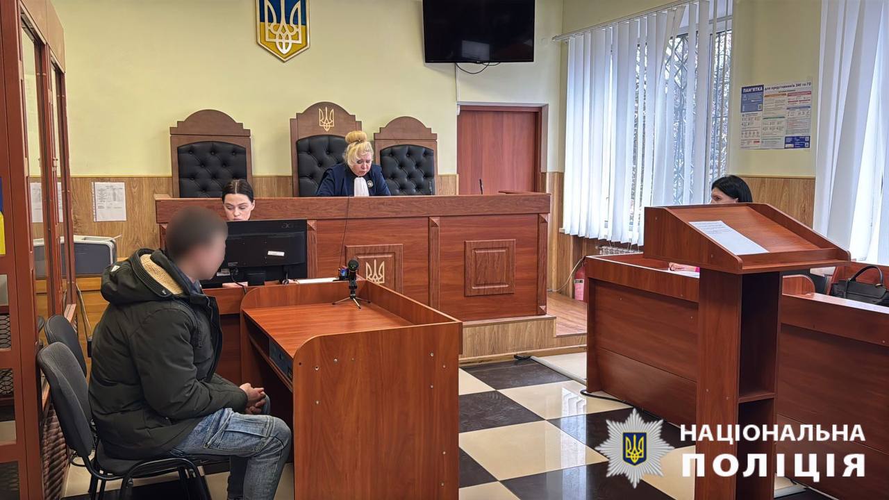 16-річному юнаку, якому висунуто підозру у катуванні малолітньої та вимагання у неї коштів, суд обрав запобіжний  захід - 60 днів під вартою без права внесення застави. Фото: Нацполіція