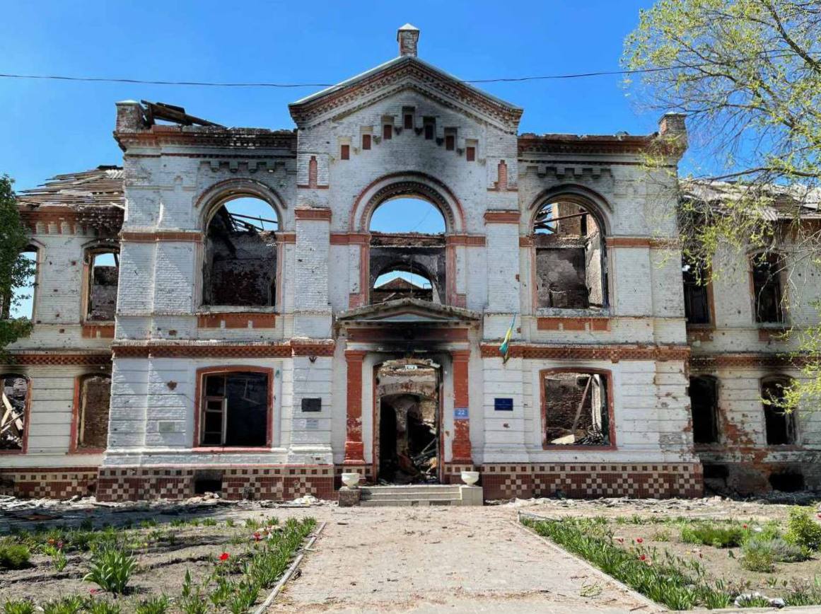 Далеко не єдина зруйнована школа в Ізюмі. Фото: t.me/izyumcity1