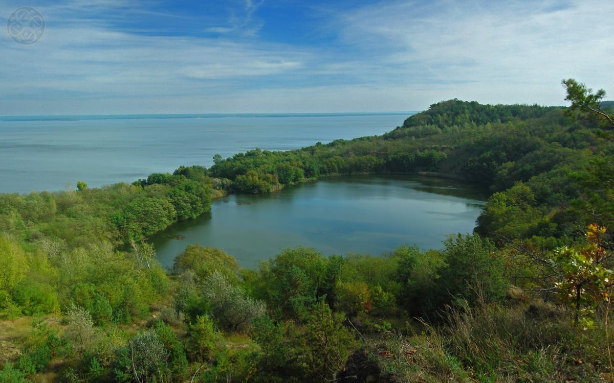 Озеро Бучак знаходиться у мальовничій місцевості над Дніпром, яку ще в середині минулого століття прозвали місцевим Голлівудом. Фото: kolokray.com