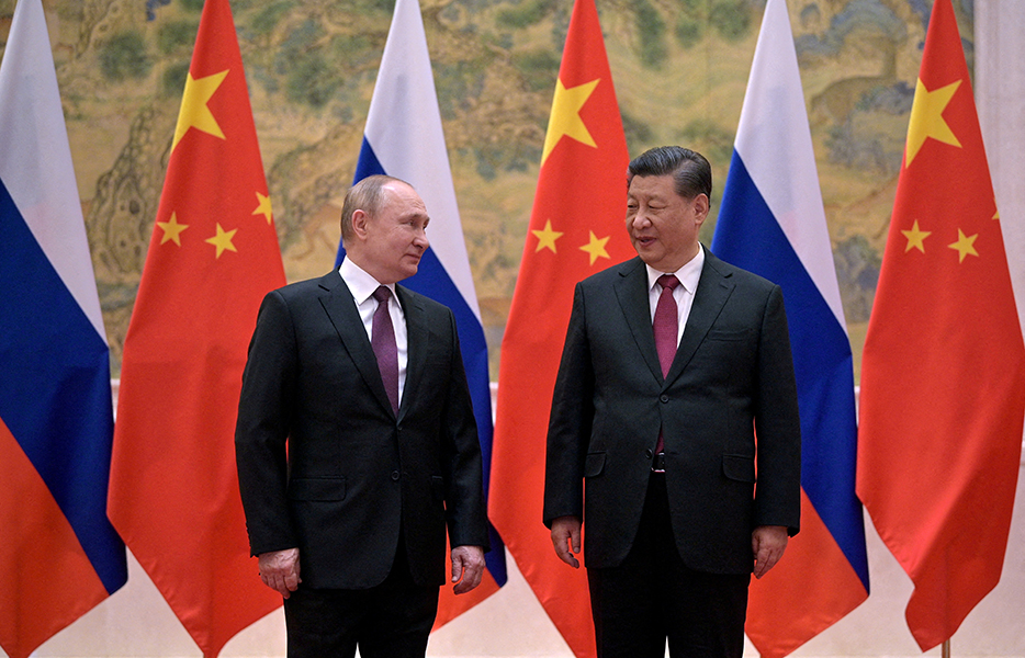 Лидер Китая Си Цзиньпинь  подписал с Путиным совместное заявление против расширения НАТО, однако к России он все равно относится настороженно. Фото: Sputnik/Aleksey Druzhinin/Kremlin via REUTERS