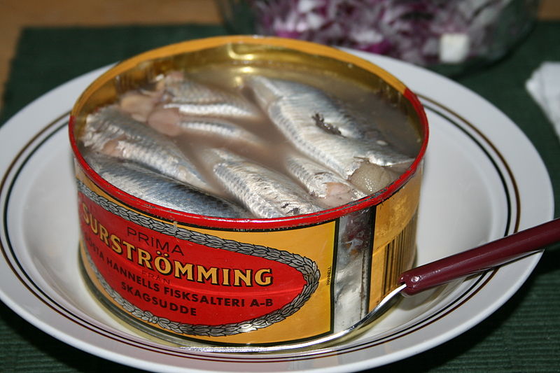 Сюрстремінг так смердить, що навіть шкода тарілку бруднити. Можуть подати прямо у консервній банці. Фото: commons.wikimedia.org
