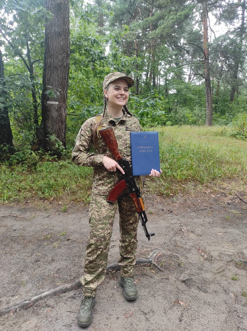 Олена Апчел вже пройшла загальні навчання і прийняла присягу. Фото: Facebook.com/olena.apchel