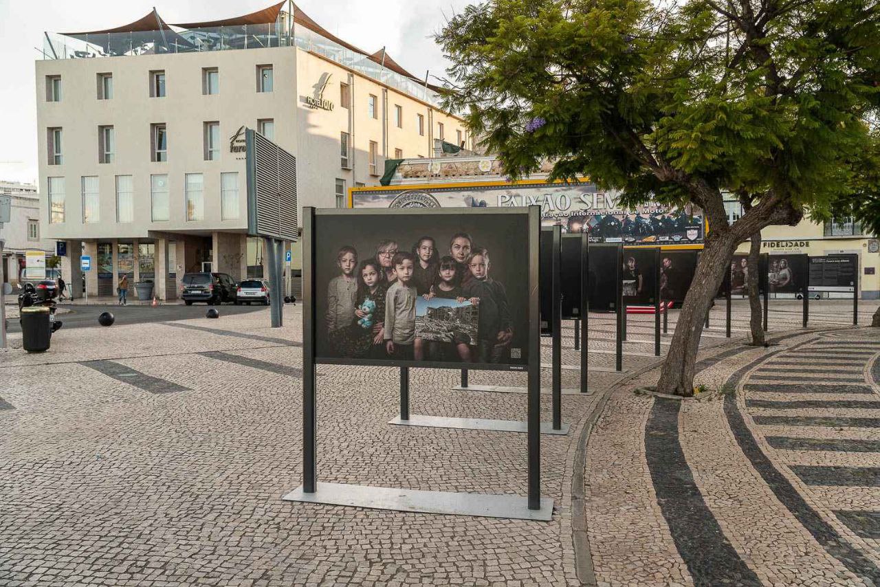 Cемья стала героями фотовыставки беженцев из Украины в Португалии в городе Фару. Фото: личный архив Оксаны Кобелецкой
