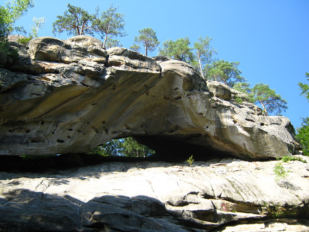За легендою, ходи в Протятому Камені з'явилися через те, що пісковик поливали окропом. Фото: Автор: MSha/uk.wikipedia.org