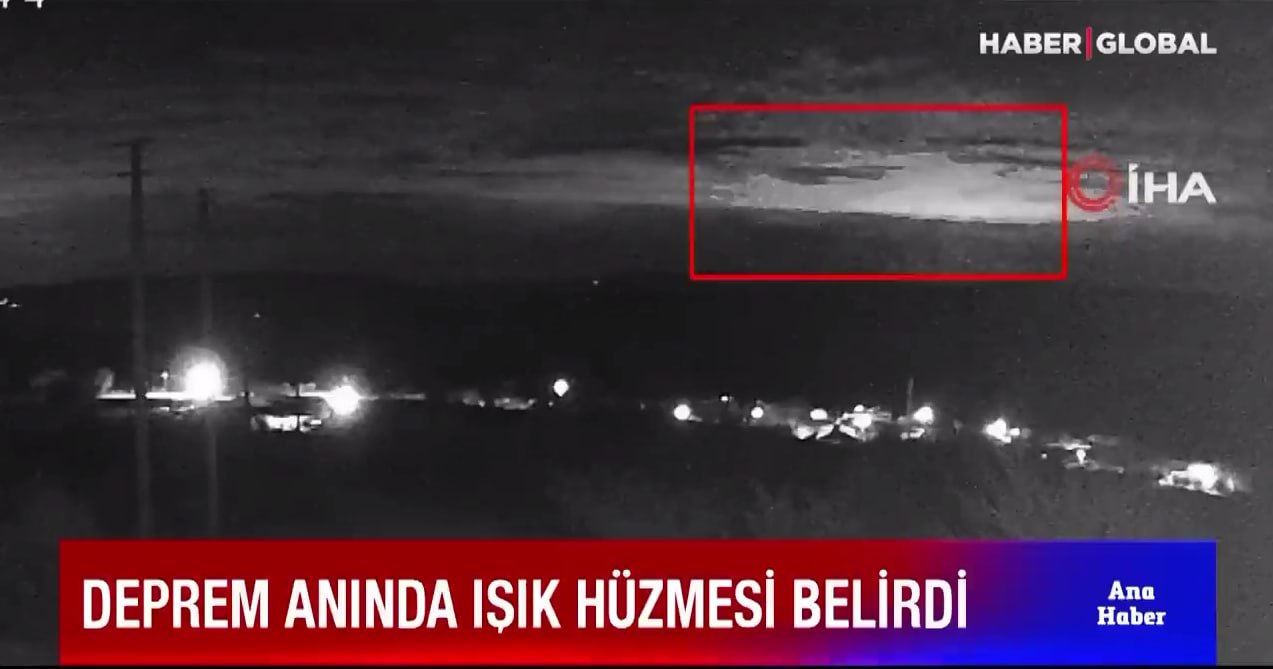 Напис на екрані: «Під час землетрусу з'явився промінь світла». Скрин турецького телеканалу Haber Global