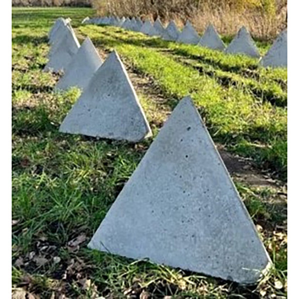 Подібні бетонні тетраедри встановлюються по всій лінії фронту. Фото: ukrspetsbeton.com.ua