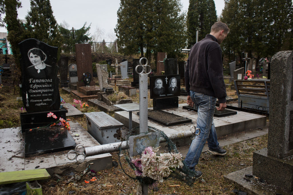 Знайти могилу померлого родича і доглянути за нею – послуга за яку готові гідно платити. Фото: Anastasia Vlasova/Getty Images