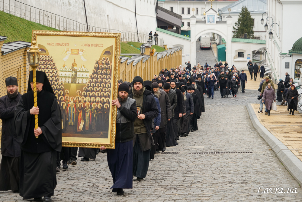Священнослужителі УПЦ відмовляються покидати територію Лаври, доки не буде рішення суду. Фото: lavra.ua