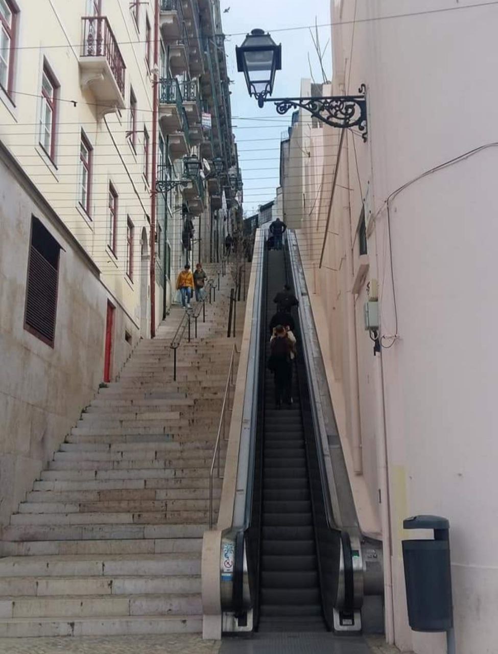 Нічого незвичайного. Ескалатор на vintage сходи в Лісабоні. Фото: Наталія Мічковська