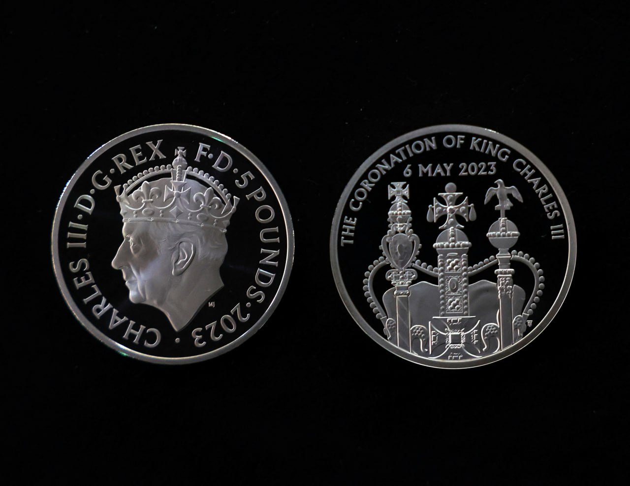 монети на честь сходження короля на трон номіналом 50 пенсів та 50 фунтів. Фото: REUTERS/Molly Darlington