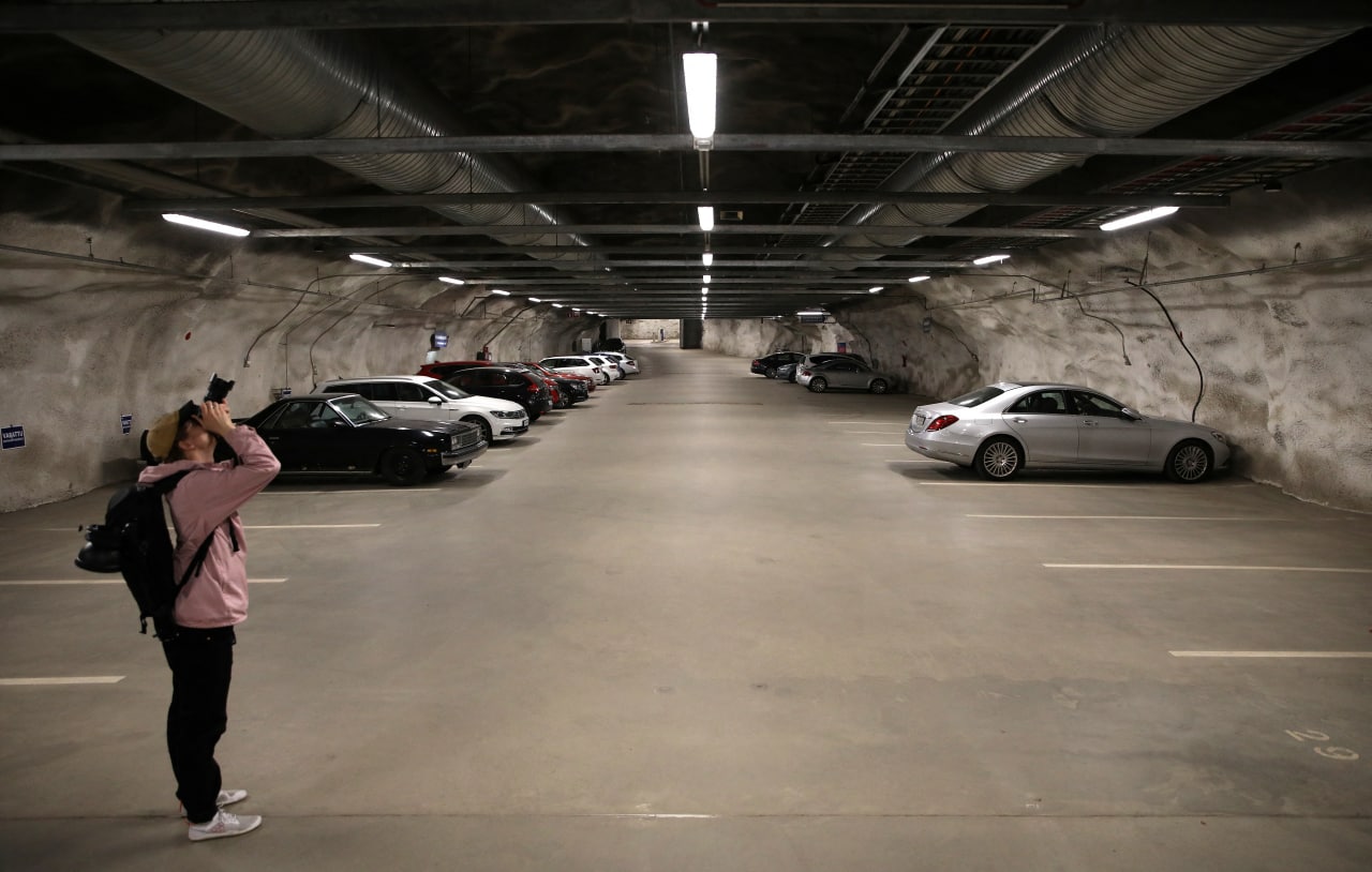 Щоб підземний паркінг став надійним укриттям, між ним та житловими квартирами має бути ще один поверх. Фото: REUTERS/Stoyan Nenov