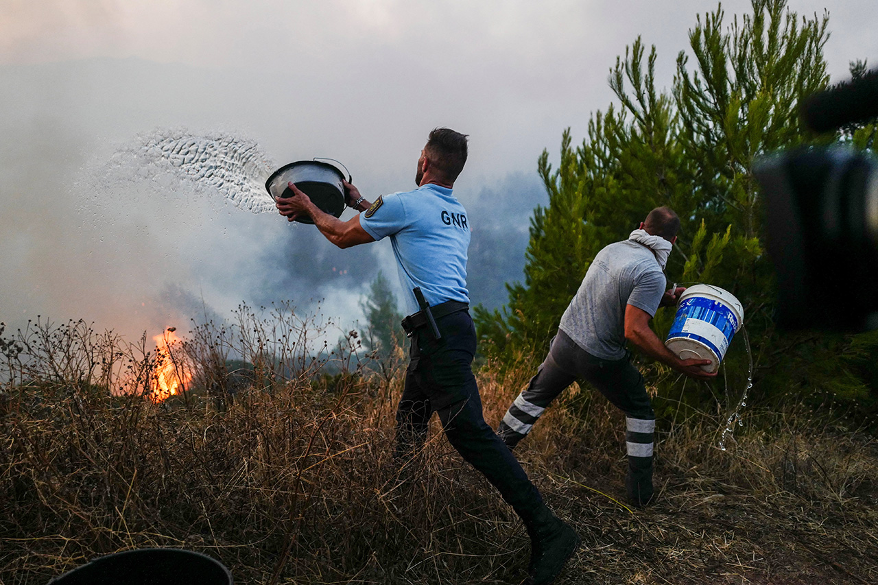 Вогонь дістався навіть Португалії. Фото: REUTERS