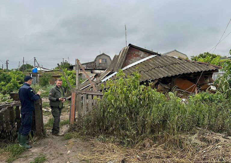 У регіоні безліч зруйнованих будинків, допомога на відновлення яких також має бути виділена з бюджету. Фото: t.me/khersonskaODA