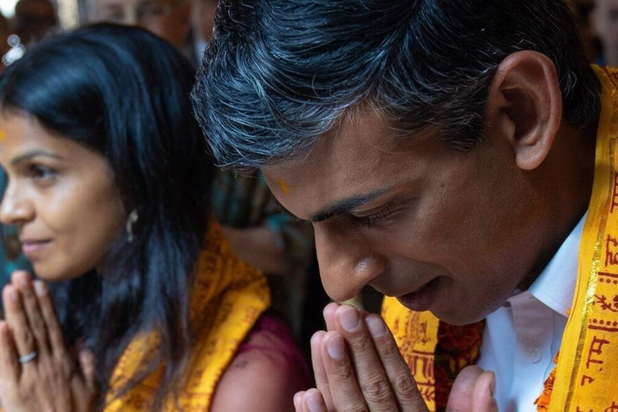 Новий прем'єр Великобританії з дружиною за віросповіданням індуїсти. Фото: facebook.com/rishisunak