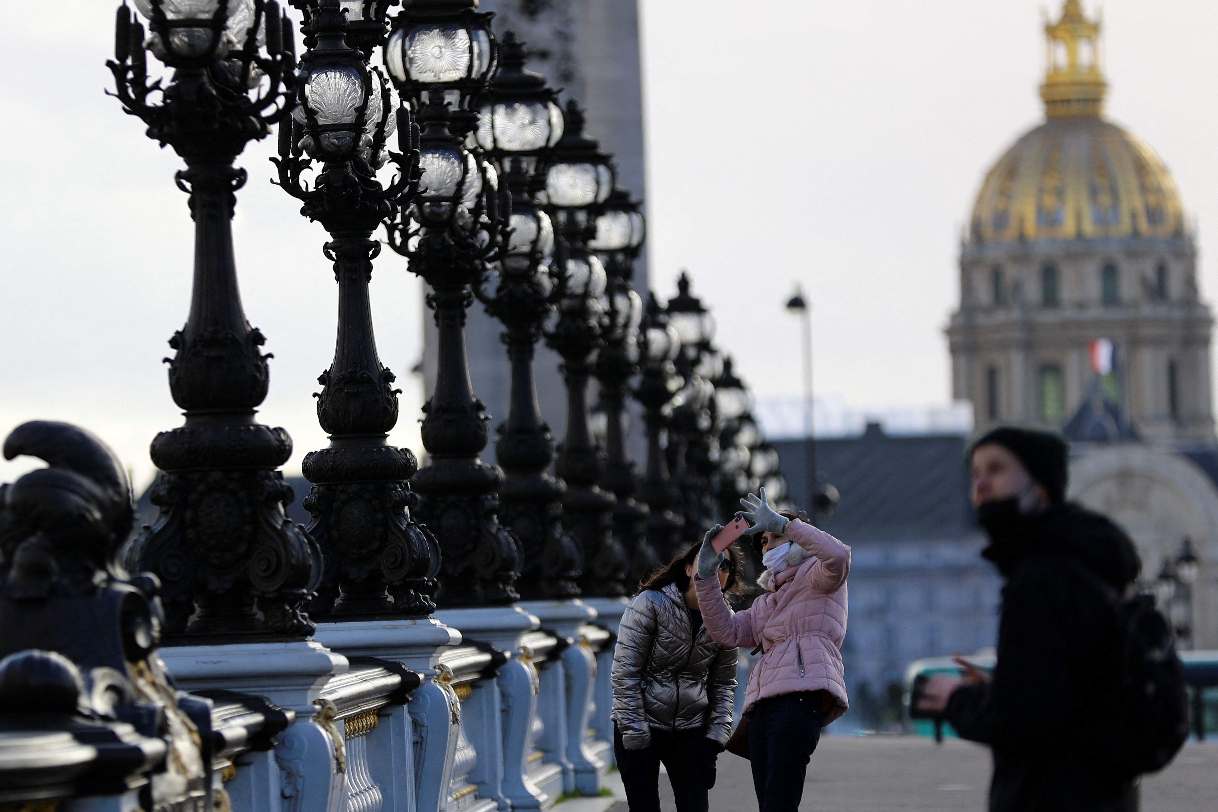 Уже на следующей неделе невакцинированные граждане во Франции смогут свободно посещать общественные места. Фото: REUTERS/Violeta Santos Moura