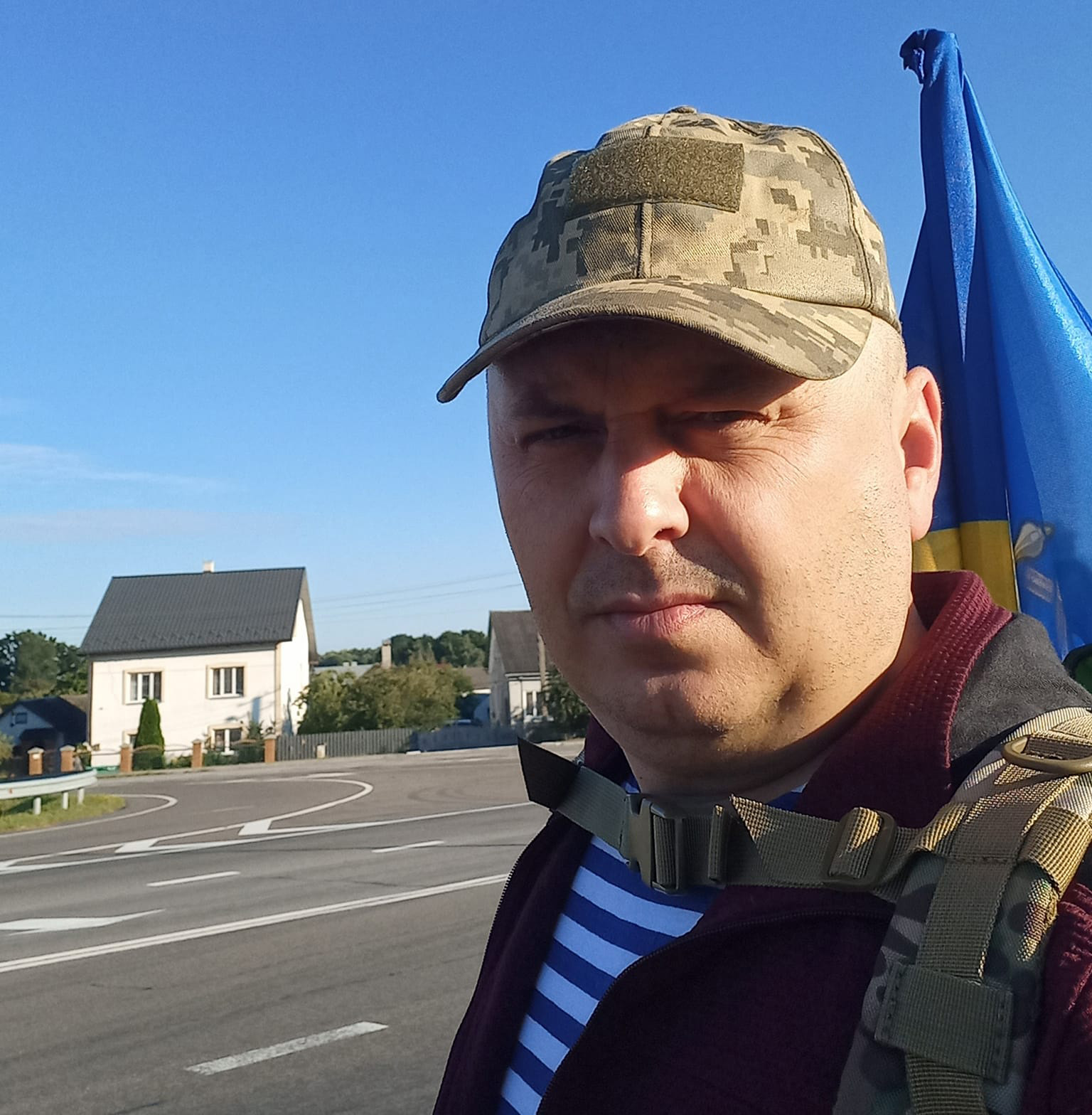 Весь шлях Іван пройшов разом із прапором України, який потім встановив на Говерла. Фото: ФБ Івана Халуса